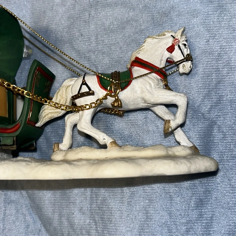 Resin Christmas O' Well One Horse Sleigh Carriage Gold Chains No Box